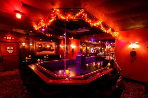 脱衣舞俱乐部 第一季,霓虹下的欲望与真相